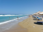 Der Strand mit Wellen vom Hotel Agapi Beach (GR).